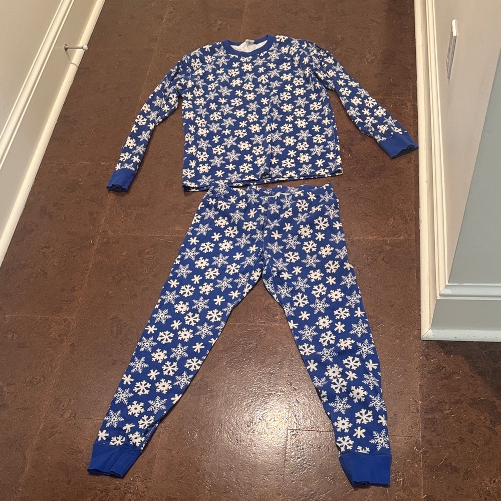 Hanna Andersson Blue and White Snowflake Pajama Set large bottoms, XL top